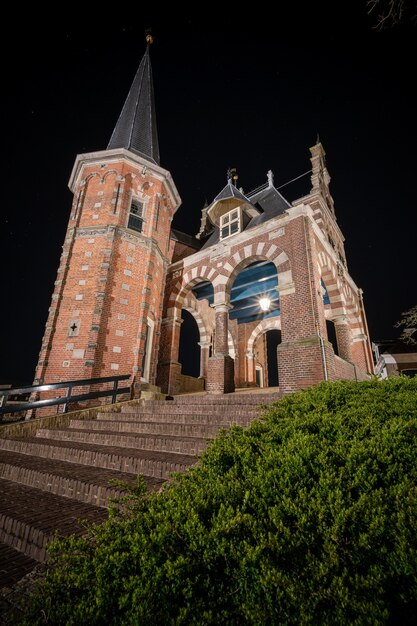 Hermoso edificio de ladrillo de Waterpoort Gate en el puerto de Sneek, Frisia, Países Bajos
