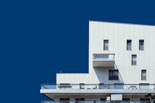 Hermoso edificio de madera blanca bajo el cielo azul claro