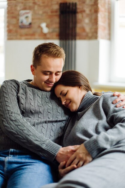 Hermoso embarazo de familia joven. Hombre y mujer embarazada. Feliz pareja, esposa y esposo