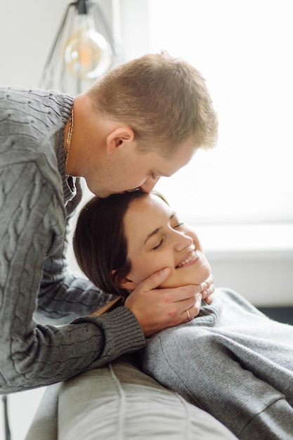 Hermoso embarazo de familia joven. Mujer embarazada y hombre. Feliz pareja, esposa y esposo