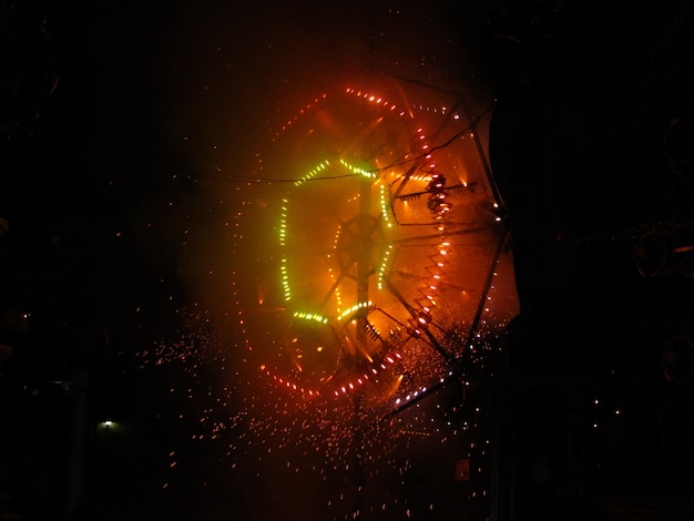 Hermoso espectáculo de fuegos artificiales tradicionales durante la fiesta local del pueblo maltés