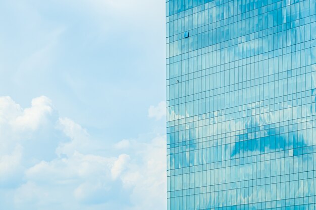 Hermoso exterior del edificio con patrón de ventana de vidrio