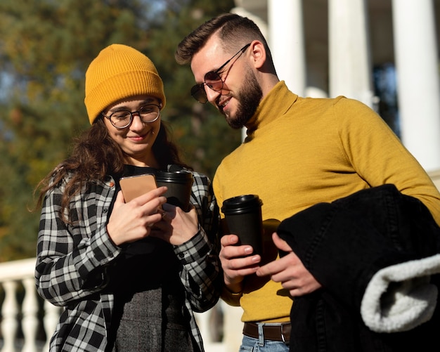 Foto gratuita hermoso y feliz hombre y mujer en el parque