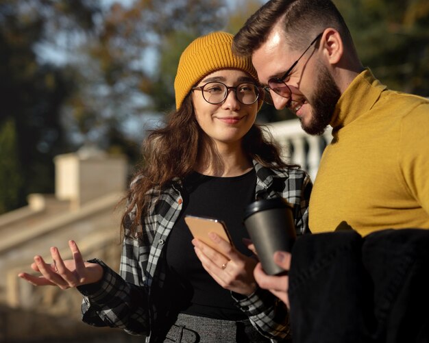 Foto gratuita hermoso y feliz hombre y mujer en el parque