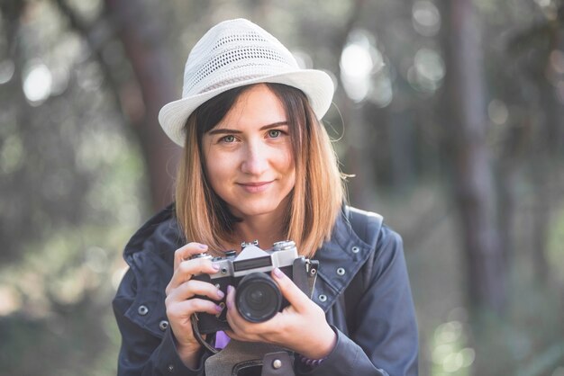 Hermoso fotógrafo mirando a la cámara