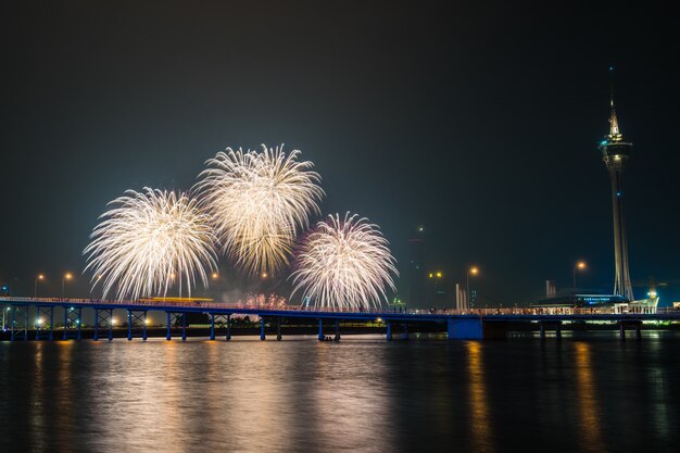 Hermoso fuego artificial con la torre de Macao es un hito de la ciudad de Macao