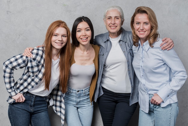 Hermoso grupo de mujeres sonriendo