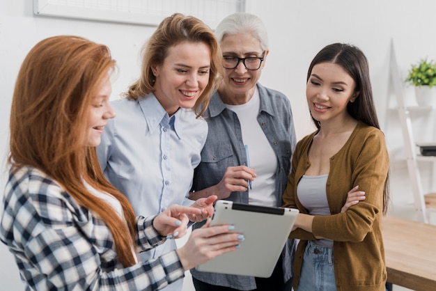 Hermoso grupo de mujeres trabajando juntas