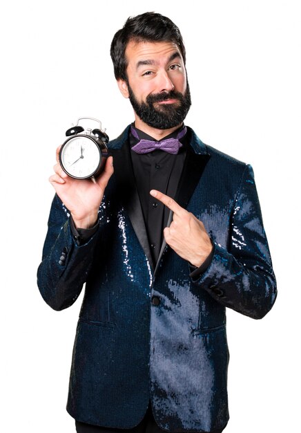 Hermoso hombre con chaqueta de lentejuelas celebración de reloj de la vendimia