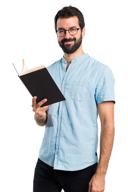 Hermoso hombre con gafas de lectura azul libro
