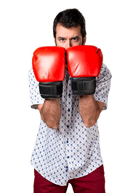 Hermoso hombre morena con barba con guantes de boxeo