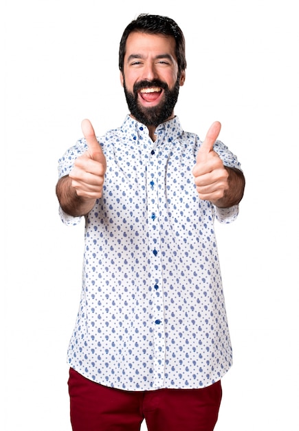 Foto gratuita hermoso hombre morena con la barba con el pulgar hacia arriba