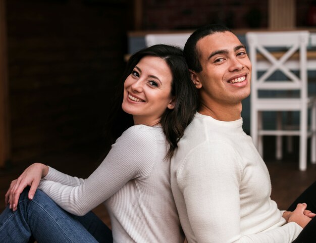 Hermoso hombre y mujer sonriendo