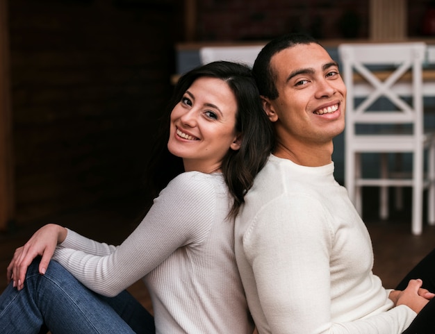 Hermoso hombre y mujer sonriendo