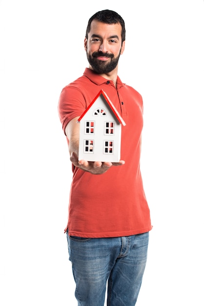 Foto gratuita hermoso hombre con una pequeña casa