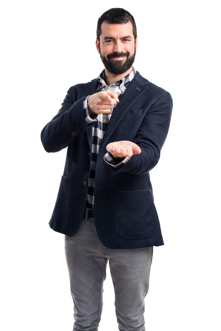 Foto gratuito hermoso hombre sosteniendo algo
