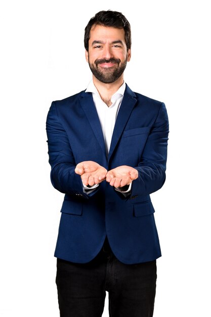 Hermoso hombre sosteniendo algo