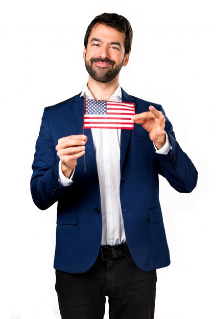 Hermoso hombre sosteniendo una bandera americana