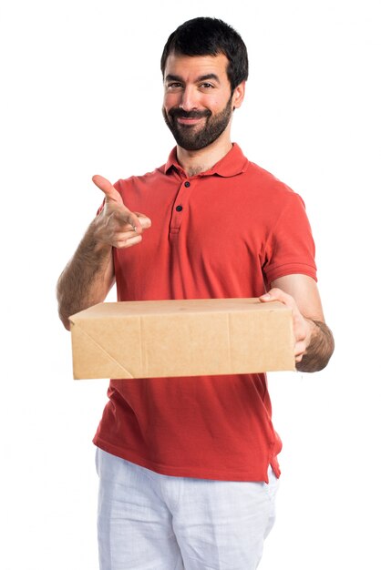 Hermoso hombre sosteniendo cajas