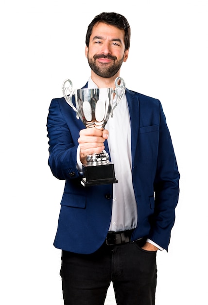 Foto gratuita hermoso hombre sosteniendo un trofeo