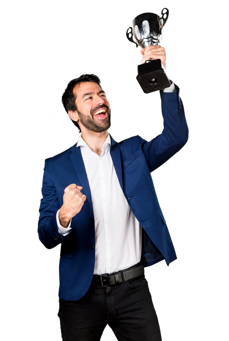Foto gratuito hermoso hombre sosteniendo un trofeo
