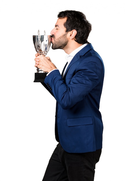 Hermoso hombre sosteniendo un trofeo