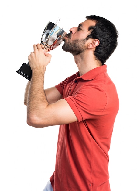 Foto gratuita hermoso hombre sosteniendo un trofeo