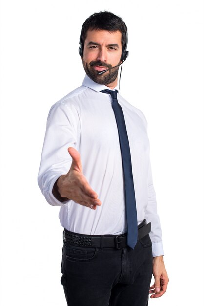 Hermoso hombre de telemarketing haciendo un trato