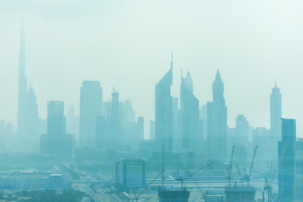 Hermoso horizonte de Dubai rodeado de polvo de arena a la luz del día