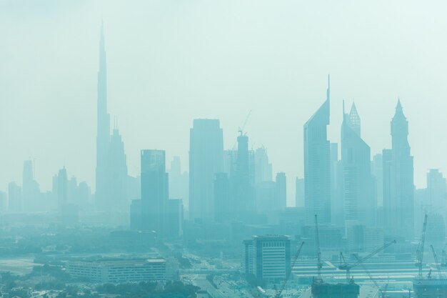 Hermoso horizonte de Dubai rodeado de polvo de arena a la luz del día