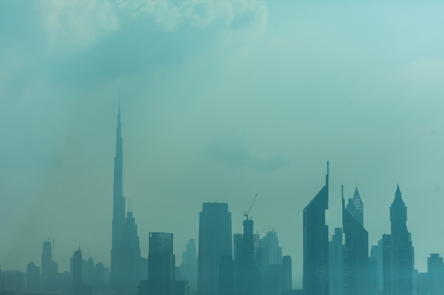 Hermoso horizonte de Dubai rodeado de polvo de arena a la luz del día