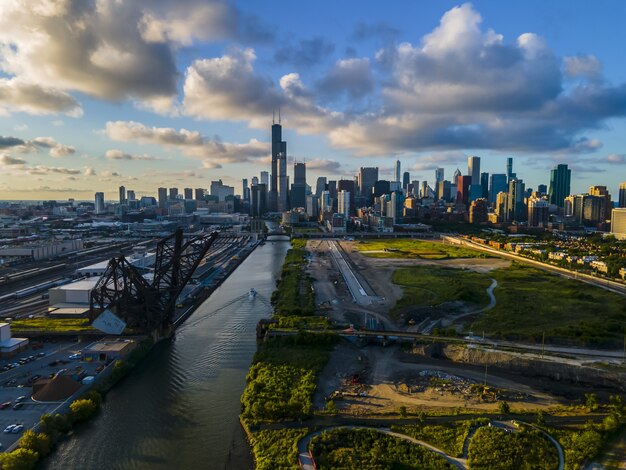 Hermoso horizonte de la metrópolis de Chicago durante la puesta de sol junto al río