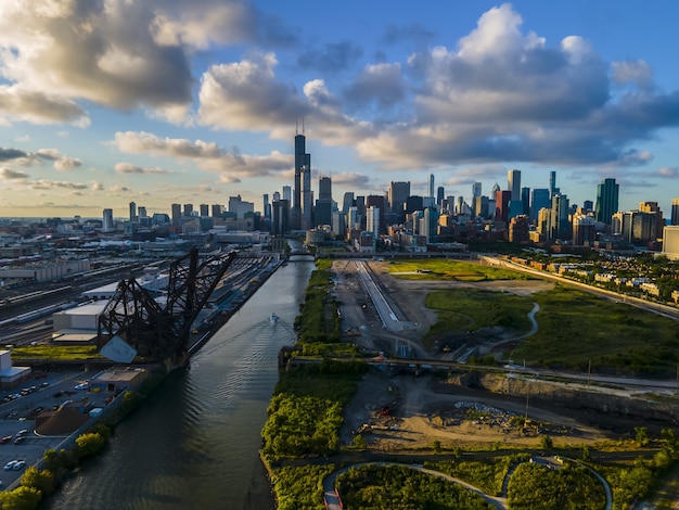 Hermoso horizonte de la metrópolis de Chicago durante la puesta de sol junto al río