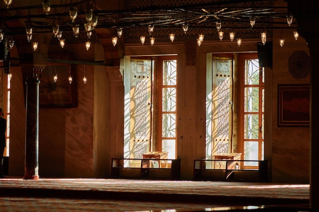 Foto gratuita hermoso interior histórico dentro de la mezquita azul estambul turquía