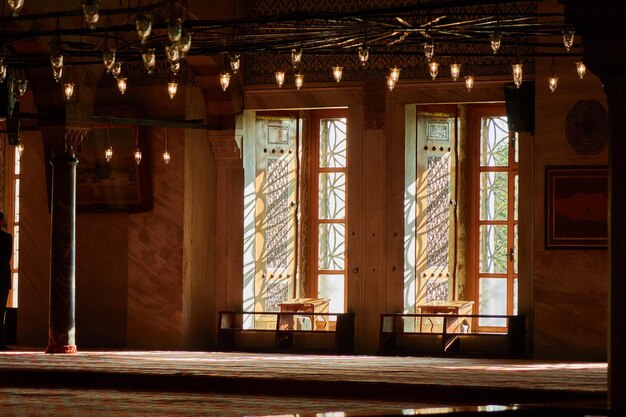 Hermoso interior histórico dentro de la mezquita azul Estambul Turquía