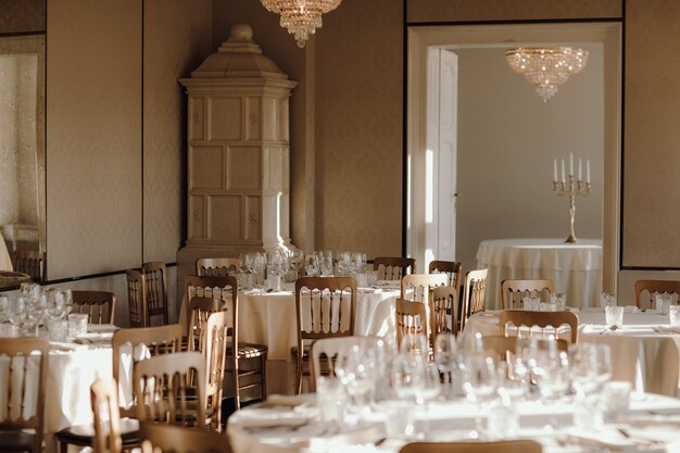 Hermoso interior con mesas servidas y decoradas para invitados en un restaurante