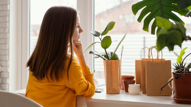 Hermoso jardinero sentado en una silla