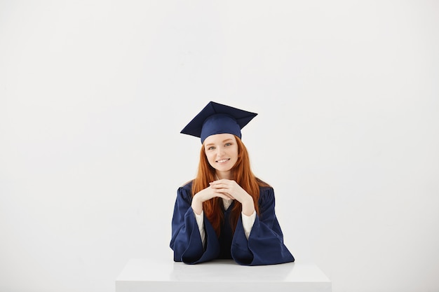 Foto gratuita hermoso jengibre graduado sonriendo.