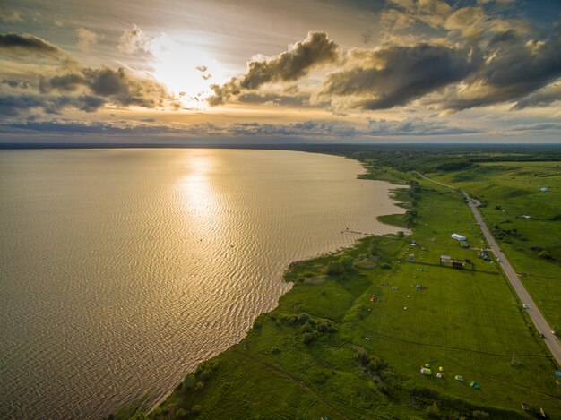 Hermoso lago al atardecer - vista aérea