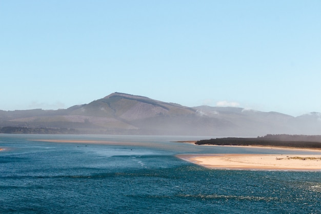 Hermoso lago con colinas