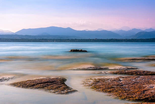 Foto gratuita hermoso lago de garde en italia con cadenas montañosas