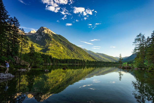 Hermoso lago en las montañas