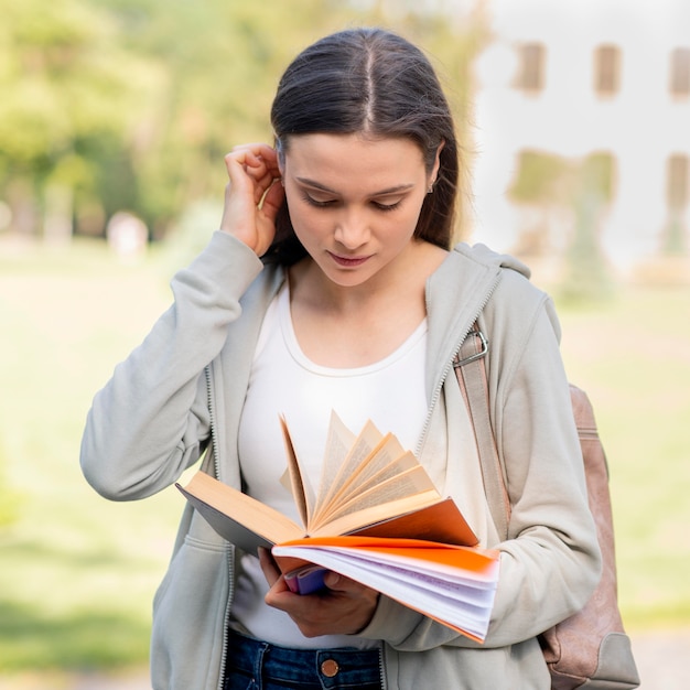 Hermoso libro listo para estudiantes en el campus