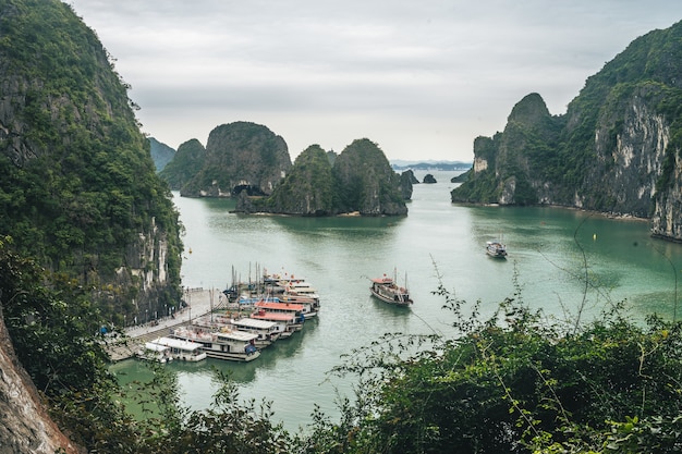 El hermoso lugar de la bahía de Ha Long