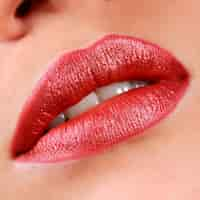 Foto gratuita hermoso maquillaje de labios brillantes