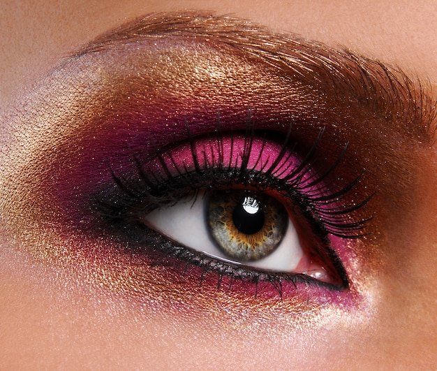 Foto gratuita hermoso maquillaje rosa dorado brillante