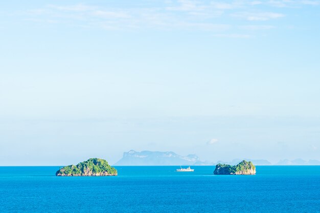 Hermoso mar al aire libre con nubes blancas cielo azul alrededor con una pequeña isla alrededor de la isla de Samui