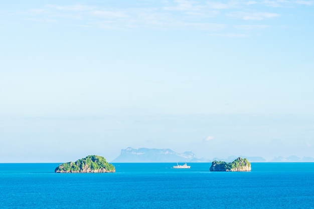 Hermoso mar al aire libre con nubes blancas cielo azul alrededor con una pequeña isla alrededor de la isla de Samui