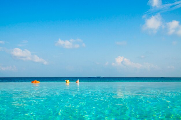 Hermoso mar azul