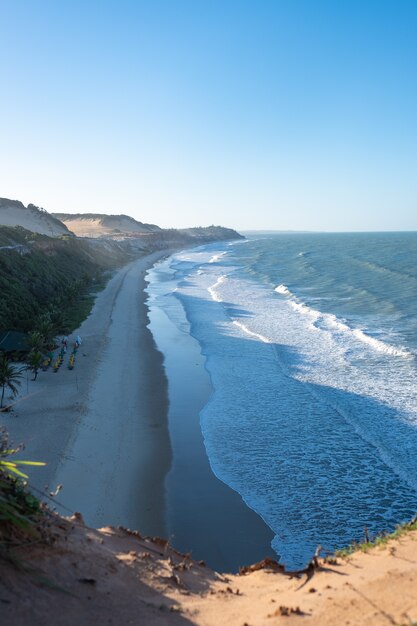 Hermoso mar ondulado llegando a la playa capturado en Pipa, Brasil